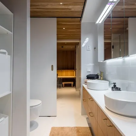 Scandinavian Design Townhouse With Private Sauna هلسنكي